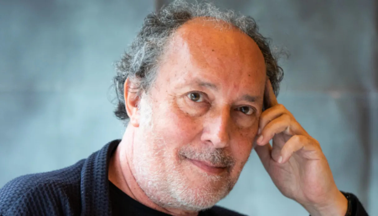 Durante le celebrazioni del 25 aprile, Fulvio Abbate lancia pesanti accuse al governo Meloni, scatenando la replica immediata di Giuseppe Cruciani.