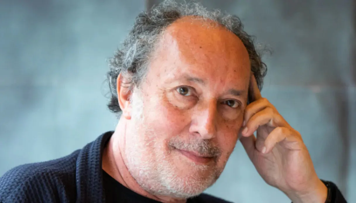 Durante le celebrazioni del 25 aprile, Fulvio Abbate lancia pesanti accuse al governo Meloni, scatenando la replica immediata di Giuseppe Cruciani.