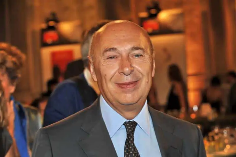 Dopo il faccia a faccia con Trump, la premier incassa il riconoscimento anche di volti non allineati alla sua area politica. Bizzarri e Mieli criticano il centrosinistra: “Meloni sa fare politica, gli altri fanno gnegnè”.