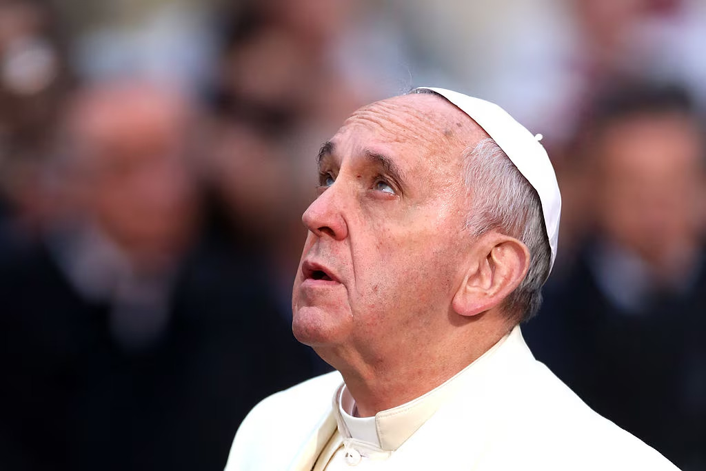 La morte di Papa Francesco riaccende l’attenzione su enigmatiche profezie del passato, da Nostradamus a San Malachia, tra suggestioni e simbolismi millenari.
