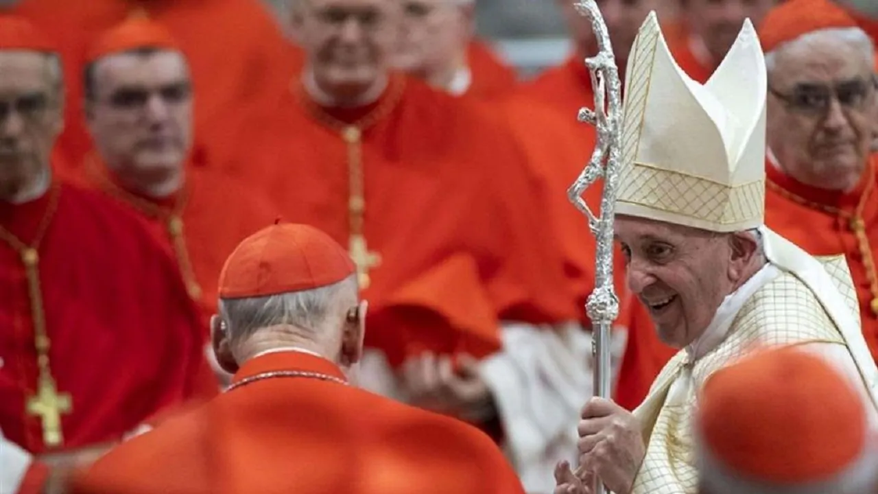 Papa Francesco ha rinunciato al suo stipendio fin dal 2013, mentre i cardinali percepiscono un compenso mensile di circa 5.000 euro.