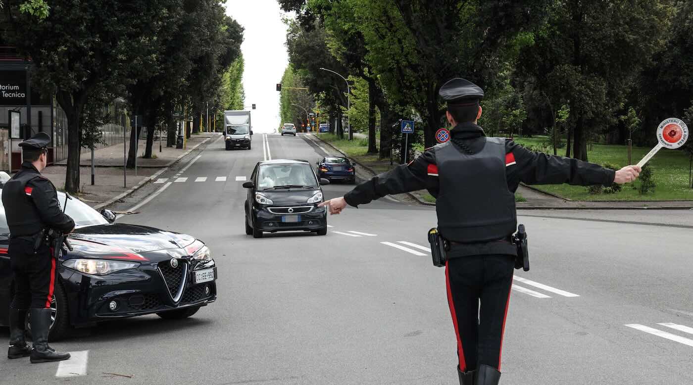 A Cento, durante un controllo stradale, i carabinieri fermano il comandante della polizia locale di Finale Emilia: positivo all’alcoltest, multato e senza patente.