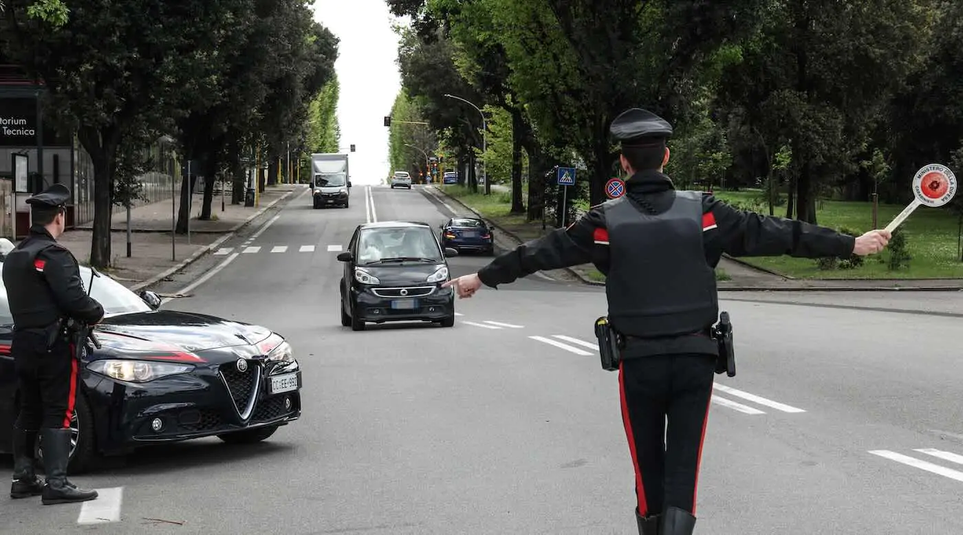 A Cento, durante un controllo stradale, i carabinieri fermano il comandante della polizia locale di Finale Emilia: positivo all’alcoltest, multato e senza patente.