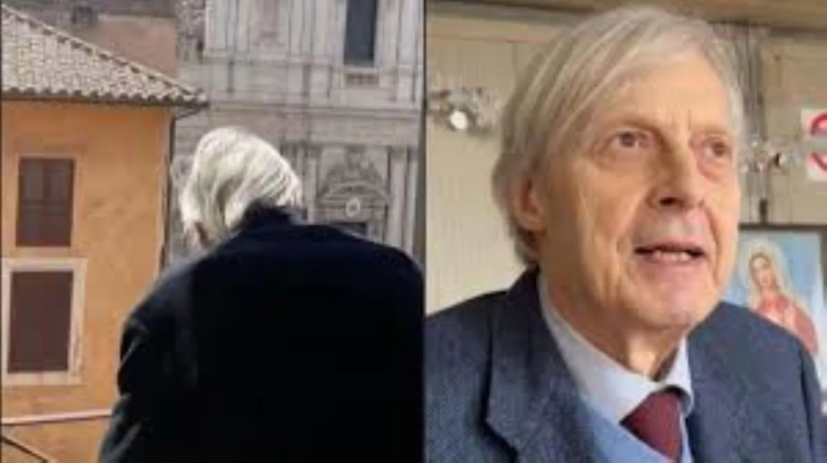 Vittorio Sgarbi osserva il corteo funebre di Papa Francesco dopo le dimissioni dall’ospedale