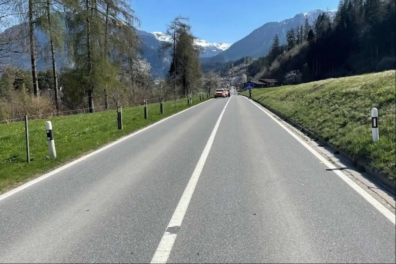 Un 66enne alla guida di un Suv ha colpito un ciclista durante un sorpasso vietato in Svizzera, poi lo ha aggredito fisicamente. Indaga la polizia.