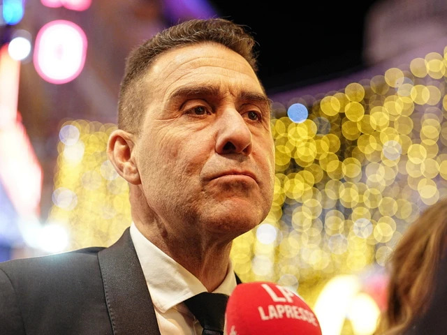 Il quesito referendario propone di ridurre da dieci a cinque gli anni di residenza per ottenere la cittadinanza. Accese le reazioni del fronte contrario.
