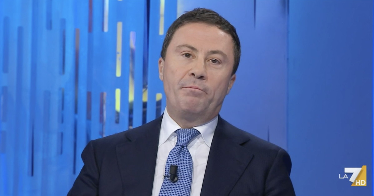 Italo Bocchino replica duramente a Pierluigi Bersani in diretta su La7, difendendo il Msi e l’identità storica della destra italiana.