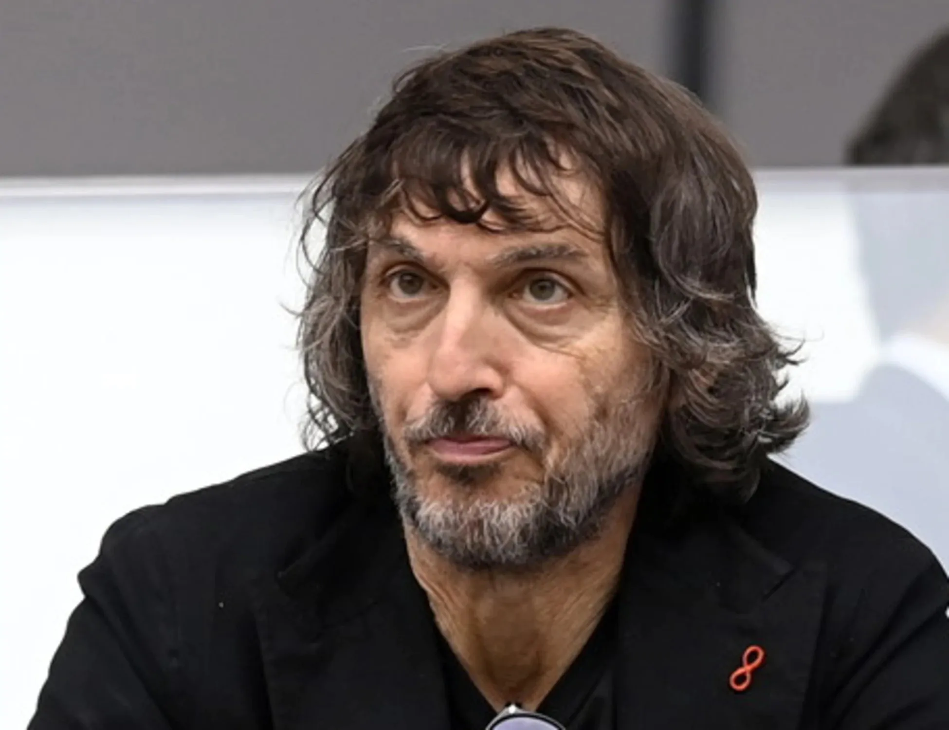 Il conduttore radiofonico accusa il mainstream di minacciare la libertà d’opinione e individua in Schlein e Boldrini i simboli del nuovo moralismo