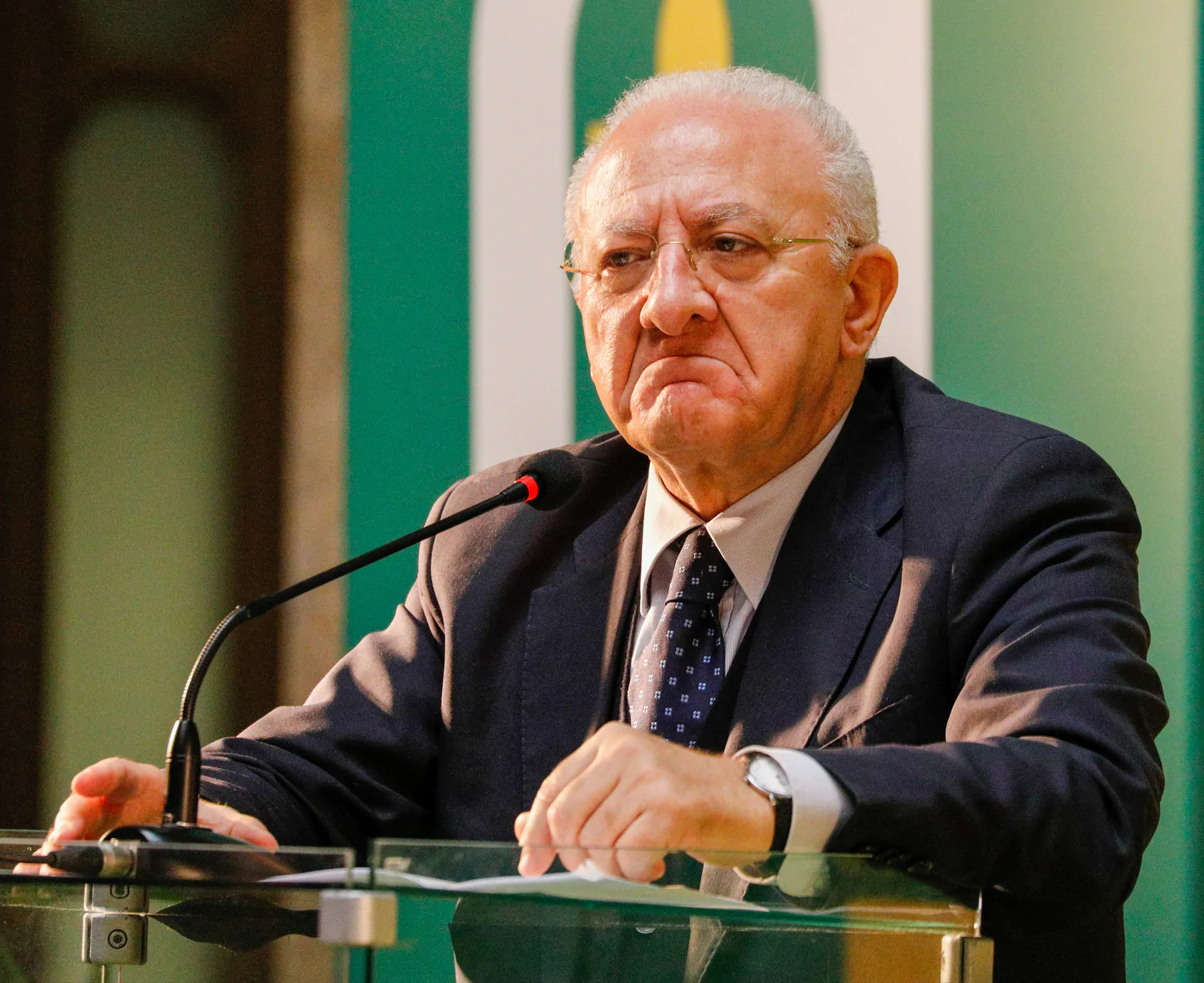 Il governatore attacca la politica nazionale e difende i risultati ottenuti: “Non torneremo mai indietro. Difendo la povera gente, non faccio carriera”