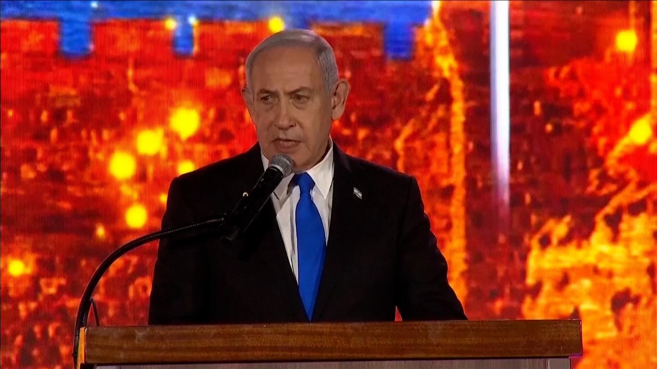 Il premier israeliano minimizza la crisi umanitaria nella Striscia e accusa le ONG di diffondere bufale. Intanto l’ONU conferma: bambini muoiono di fame ogni giorno.