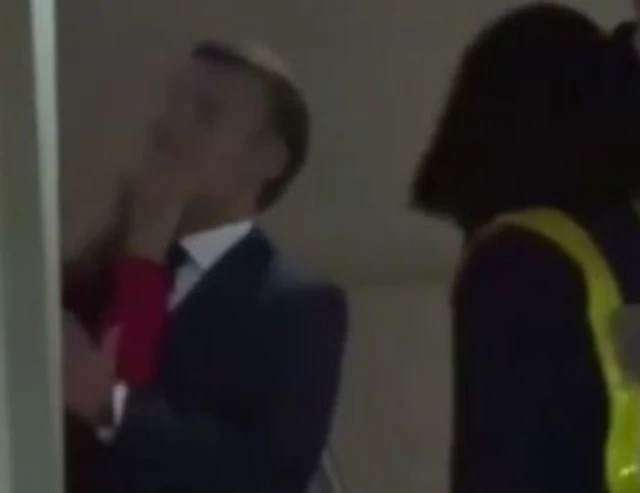Il gesto della Première Dame fa discutere. Salvini e Mosca intervengono. E il video virale accende il dibattito su doppie morali e sessismo.