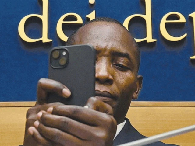 La sinistra si affida a volti divisivi per spingere il “sì” alla cittadinanza facile. Il centrodestra punta sull’astensione e ironizza: “Con questi testimonial, meglio il mare”