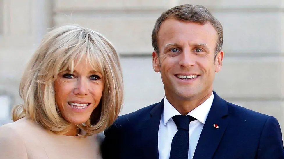 Il gesto improvviso della Première Dame ha suscitato polemiche globali. Feltri commenta senza filtri: “Non minimizziamo. Non era una carezza: era uno schiaffo vero”.