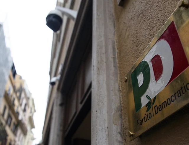 Nel nuovo messaggio elettorale i dem rivendicano autonomia economica, ma il passato con Soros e i vuoti legislativi sollevano dubbi sull’efficacia del messaggio. Lo spot su Spotify: “La politica è in vendita, noi no” È in rotazione su Spotify la nuova campagna promozionale del Partito Democratico per il 2×1000, lo strumento di finanziamento volontario dei partiti politici. Una voce maschile, scelta per lo spot audio, lancia un messaggio netto: “La politica è in vendita, noi no”, per poi attaccare apertamente il patron di Tesla: “C’è chi si consegna a multimiliardari come Elon Musk, noi no”. Segue l’appello: “Abbiamo bisogno del tuo aiuto. Destina il tuo 2×1000 al Partito Democratico. Non ti costa nulla. Per la sanità pubblica, il lavoro dignitoso, i diritti di tutte e di tutti”. Le accuse del Secolo d’Italia: “E Soros?” Non si è fatta attendere la replica dal fronte opposto. Il Secolo d’Italia, testata vicina alla destra, ha criticato l’ipocrisia dello spot dem, puntando il dito contro i rapporti storici tra il Pd e l’universo legato a George Soros. Secondo il quotidiano, “nel 2017 Soros ammise pubblicamente di aver speculato sulla lira italiana nel 1992, contribuendo al crollo della valuta e a una grave crisi economica”. L’articolo ricorda anche il ruolo più defilato ma ancora influente di Soros durante la crisi dell’eurozona tra il 2010 e il 2012, e sottolinea come la Open Society Foundations, cuore dell’attivismo del magnate, “abbia finanziato Ong e iniziative in tutta Europa in linea con l’agenda progressista del Pd, promuovendo immigrazione, gender e globalismo”. Le riforme mai realizzate: i diritti promessi restano sulla carta Nel messaggio radiofonico si fa riferimento ai “diritti di tutte e di tutti”, ma anche su questo punto piovono critiche. In oltre dieci anni di governo, il Pd non ha portato a compimento alcune delle riforme più attese da chi si riconosce nel campo progressista. Tra i temi rimasti incompiuti: l’introduzione del matrimonio egualitario, la legge sullo ius culturae per i figli di immigrati cresciuti in Italia, e una riforma del welfare familiare moderna e strutturata. Promesse più volte rilanciate in campagna elettorale, ma mai tradotte in legge durante le fasi di maggioranza parlamentare. Una narrazione a rischio boomerang Con questo nuovo spot, il Pd tenta di lanciare un messaggio identitario e di indipendenza economica. Tuttavia, il riferimento polemico a Elon Musk rischia di risultare divisivo e persino controproducente, considerati i trascorsi con altri influenti miliardari della finanza globale. Inoltre, la mancanza di risultati concreti su temi sociali rivendicati oggi, mina la credibilità del messaggio stesso.