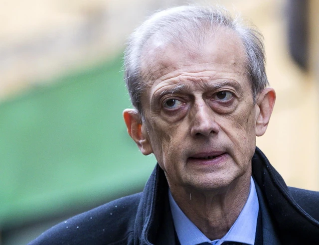 Il consigliere comunale Davide Carta finisce nella bufera per un commento shock contro Fassino. Poi le scuse: “Frase surreale, tratto da un vecchio adagio”