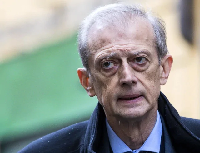 Il consigliere comunale Davide Carta finisce nella bufera per un commento shock contro Fassino. Poi le scuse: “Frase surreale, tratto da un vecchio adagio”