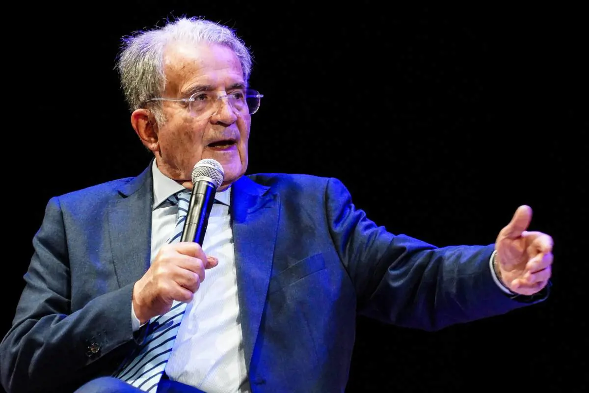 L’ex premier interviene a Piazza Pulita e accusa il governo di non prendere posizione sulla crisi in Medio Oriente. “Troppa devozione verso gli Stati Uniti”