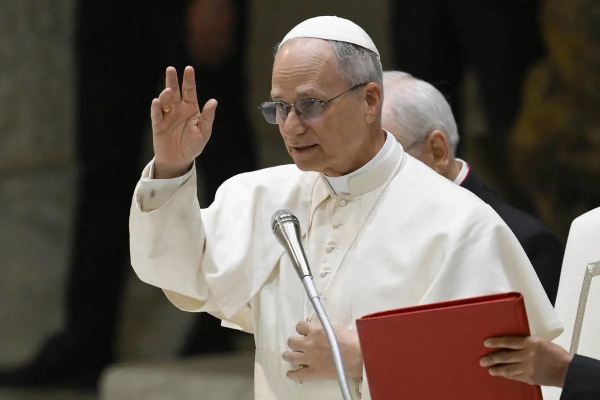 La storica vaticanista critica l’approccio ambiguo di Bergoglio e promuove Leone XIV: “Non cambia la dottrina, ma la espone senza esitazioni. Così si fa vera diplomazia”.