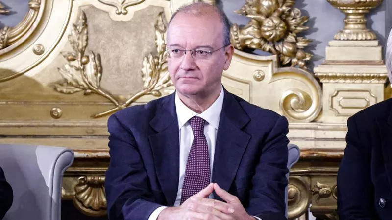 L’Italia guida una proposta per vietare l’uso dei telefoni nelle scuole primarie e medie in tutta l’UE. Valditara: “È ora di proteggere i nostri ragazzi”.