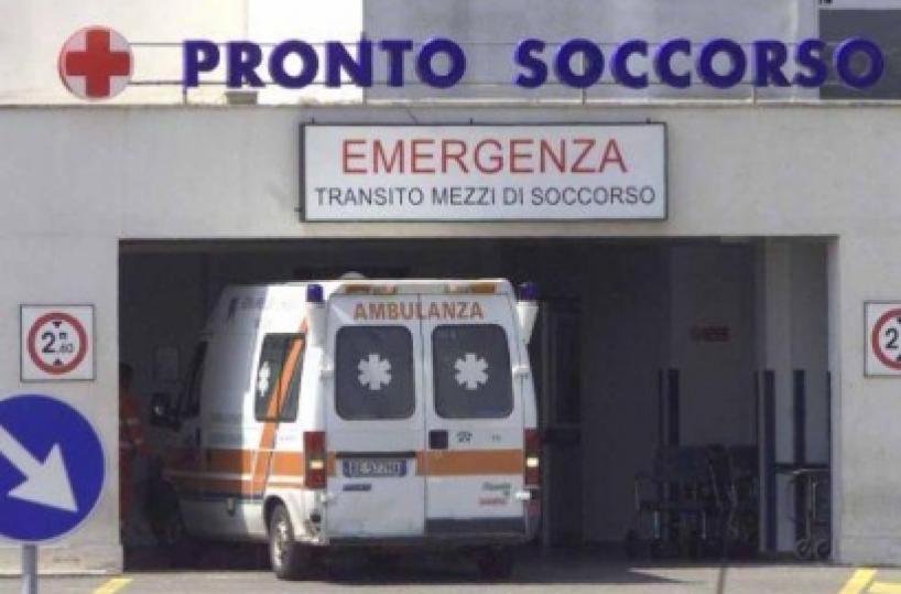 Un giovane ferito gravemente nella notte: indagini in corso per chiarire dinamica e responsabilità. L’ipotesi è quella di una rissa.