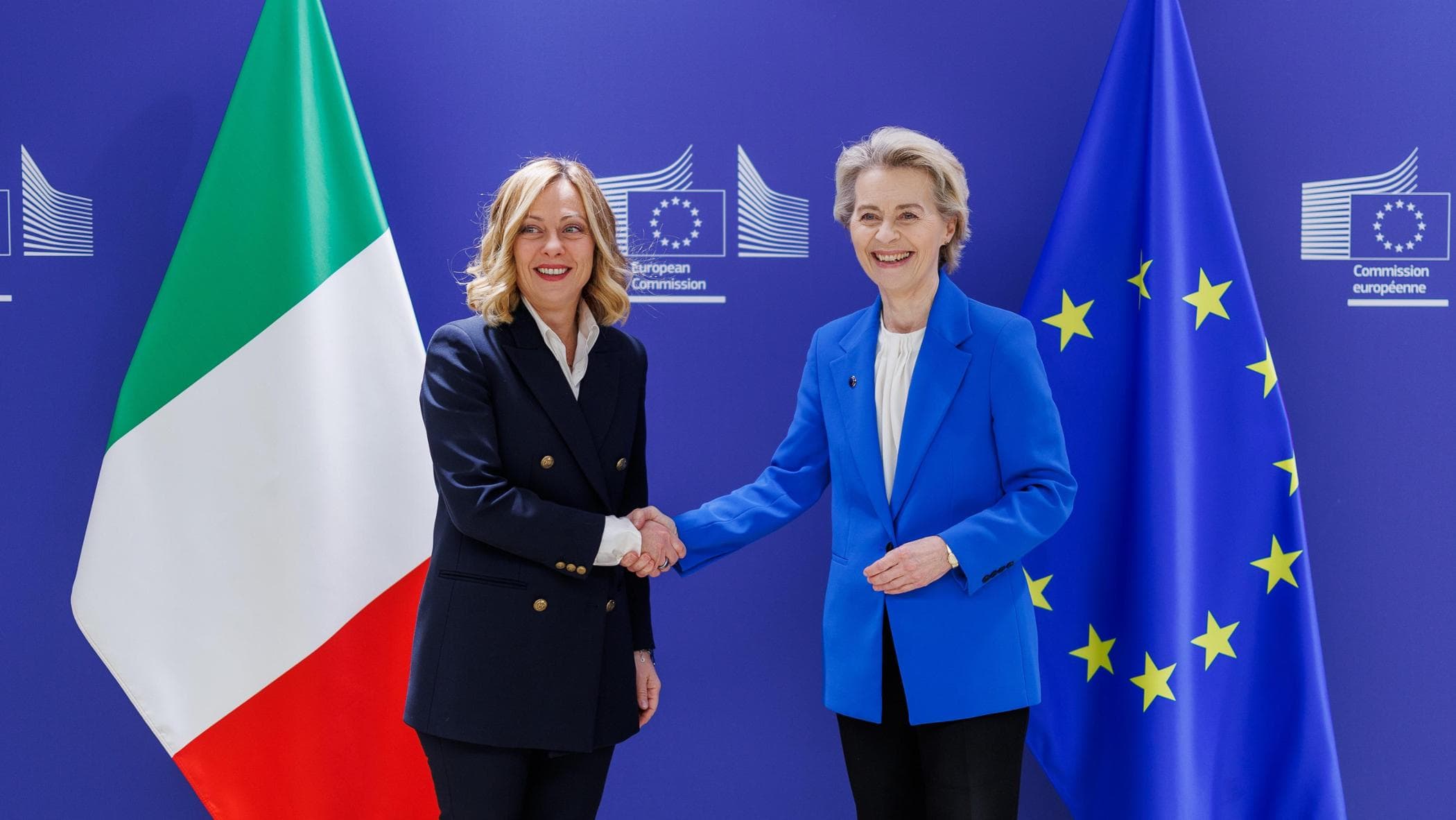 Prima visita ufficiale del nuovo cancelliere tedesco: con von der Leyen si allinea al modello Meloni su migrazioni, spinge sulla deregulation e chiede più investimenti nella difesa e nell’energia.