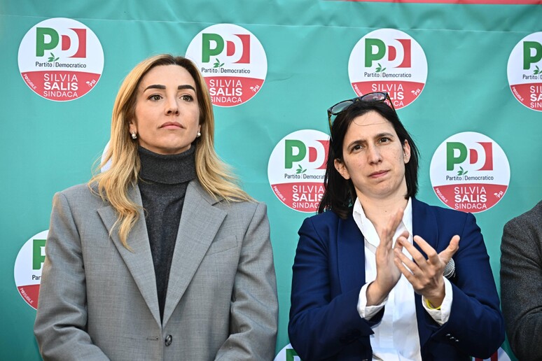 La nuova sindaca di Genova evita di dichiararsi del Pd in diretta su La7, mentre Schlein sorride tra tensione e fair play.