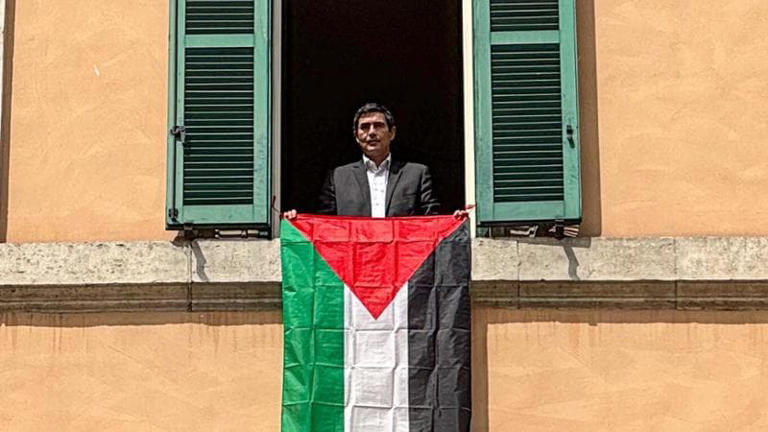 Durante il dibattito sulle mozioni sul Medioriente, i deputati di Avs hanno mostrato bandiere palestinesi. Intervento interrotto per le accuse al governo.