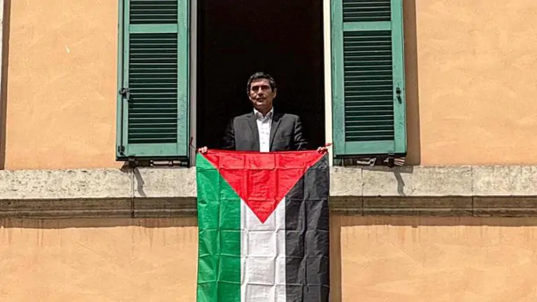 Durante il dibattito sulle mozioni sul Medioriente, i deputati di Avs hanno mostrato bandiere palestinesi. Intervento interrotto per le accuse al governo.