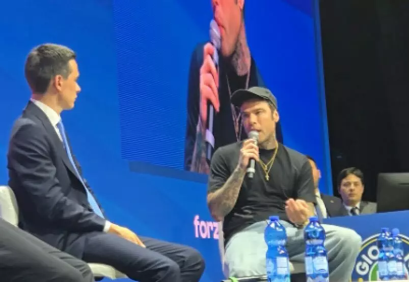 Il rapper ospite a Roma al congresso azzurro: difende il dialogo con gli avversari, critica il sindaco di Milano e chiede più attenzione alla salute mentale.