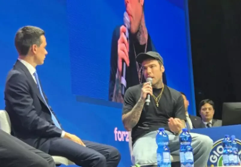 Il rapper ospite a Roma al congresso azzurro: difende il dialogo con gli avversari, critica il sindaco di Milano e chiede più attenzione alla salute mentale.