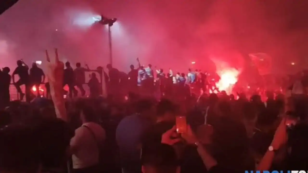 Notte di festa a Napoli segnata da violenza, feriti e oltre novanta persone soccorse per traumi, ustioni e aggressioni.