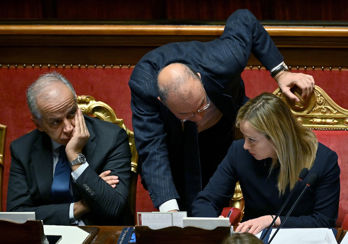 Il ministero dell’Istruzione individua un professore campano come autore del post offensivo e richiama i docenti al rispetto di decoro e responsabilità.