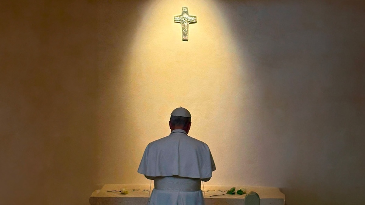 Il nuovo Pontefice si è recato in forma riservata ai Castelli romani, poi ha reso omaggio al predecessore a Santa Maria Maggiore. Domani il primo Regina Coeli