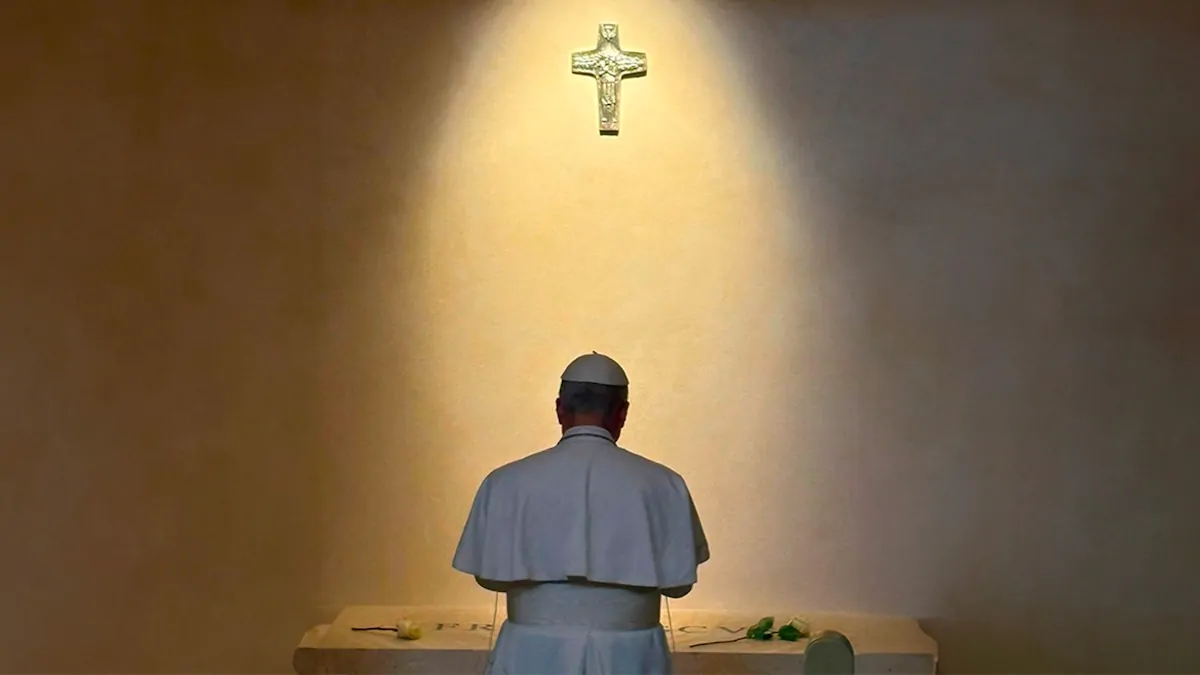Il nuovo Pontefice si è recato in forma riservata ai Castelli romani, poi ha reso omaggio al predecessore a Santa Maria Maggiore. Domani il primo Regina Coeli