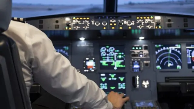 Paura a bordo, volo senza piloti per 10 minuti: copilota sviene mentre il comandante è in bagno