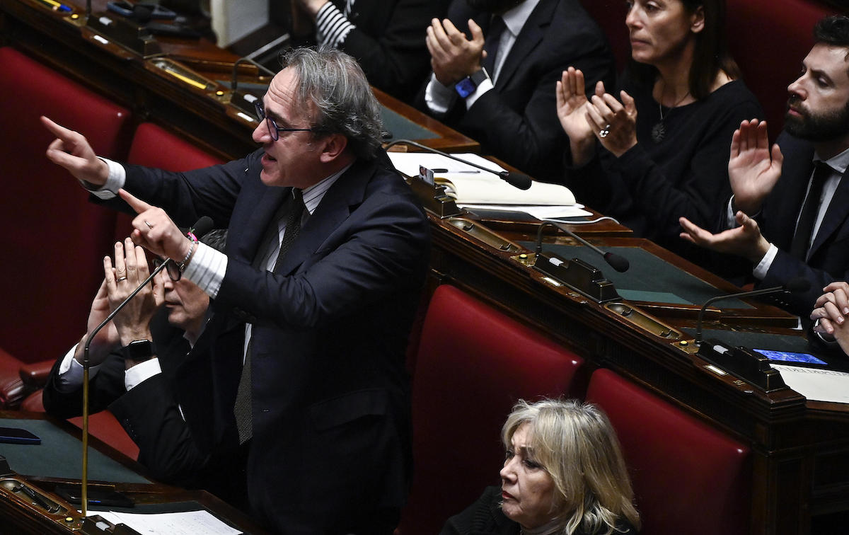Tensione a Montecitorio: il leader dei Verdi attacca il governo sul memorandum militare con Israele. Ciriani replica, ma la polemica esplode sul caso Foggia.