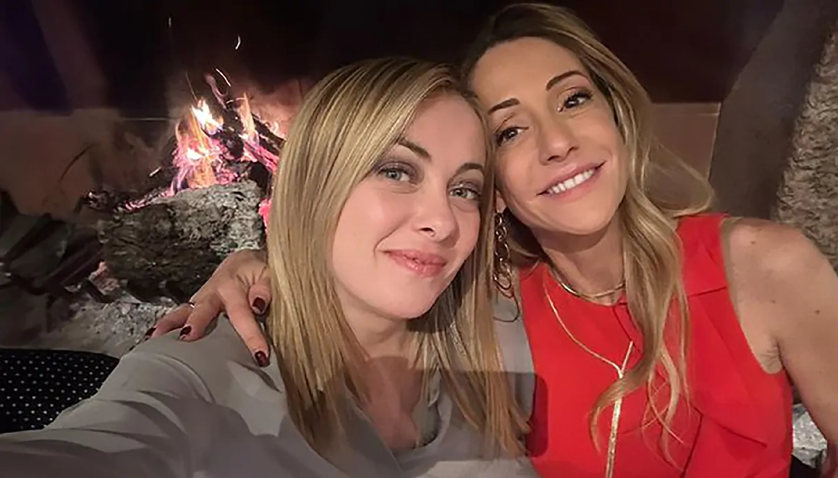 I Cinque Stelle attaccano duramente la sorella della premier: “Nomine politiche sotto mentite spoglie”. Fratelli d’Italia replica con ironia e foto di Azzolina