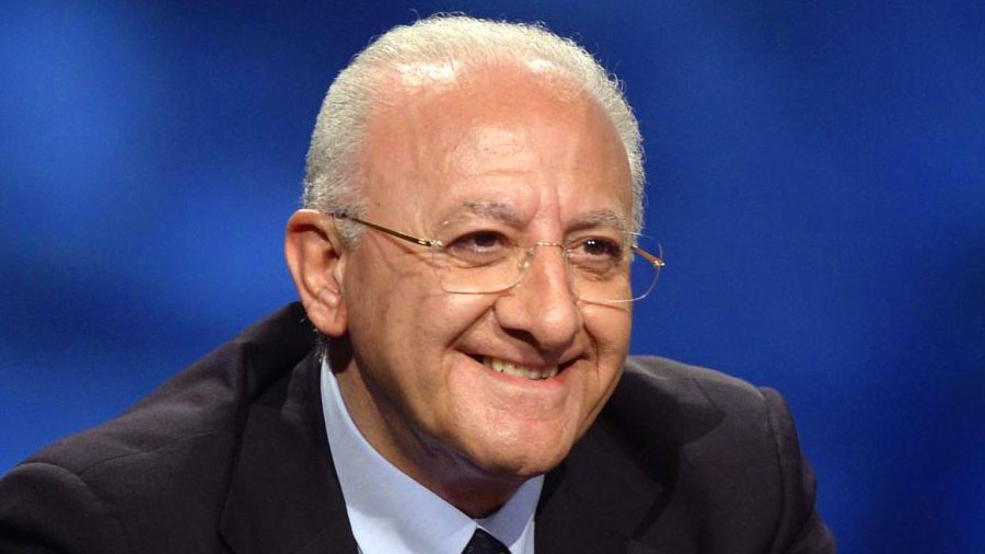 Il presidente della Campania attacca i vertici dem e rivendica i risultati ottenuti su sanità e trasporti. Critiche anche alla gestione politica nazionale.