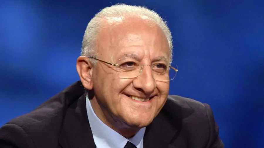 Il presidente della Campania attacca i vertici dem e rivendica i risultati ottenuti su sanità e trasporti. Critiche anche alla gestione politica nazionale.