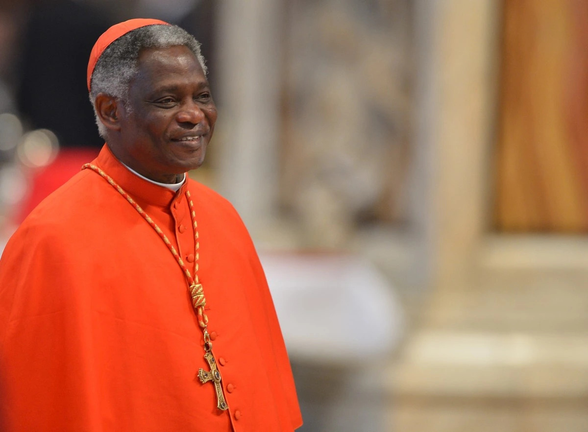 Vicino ai temi cari a Bergoglio, Peter Turkson incarna un profilo in grado di unire sensibilità progressiste e dottrina tradizionale. Per molti è il “papa nero” possibile.