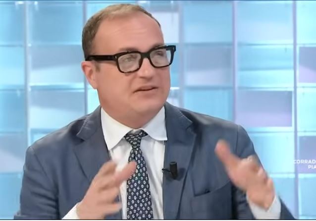 L’ex direttore dell’Espresso e senatore rompe gli schemi a Tango su Rai2: elogi a Meloni, voto 10 a Trump e accuse durissime al Pd. “Oggi il vero autoritarismo sta a sinistra”.