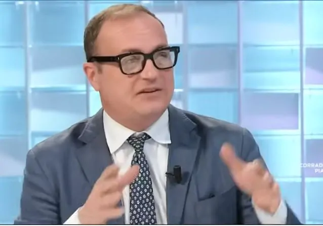 L’ex direttore dell’Espresso e senatore rompe gli schemi a Tango su Rai2: elogi a Meloni, voto 10 a Trump e accuse durissime al Pd. “Oggi il vero autoritarismo sta a sinistra”.