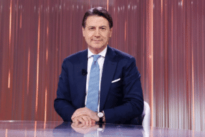 Il leader del M5S ironizza sulla “ossessione” di Fratelli d’Italia nei suoi confronti e accusa il governo di non aver dato risposte concrete agli italiani