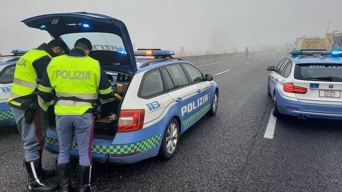 Fermato dopo venti minuti di pericolo in autostrada, ha detto di non essersi accorto di nulla. Patente revocata, auto sequestrata e maxi multa in arrivo.