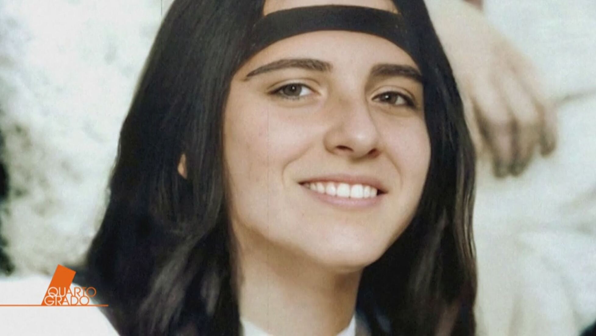 Spunta un nuovo scenario nella vicenda di Emanuela Orlandi: la giovane sarebbe stata fatta sparire dopo una gravidanza interrotta, secondo una fonte non identificata.