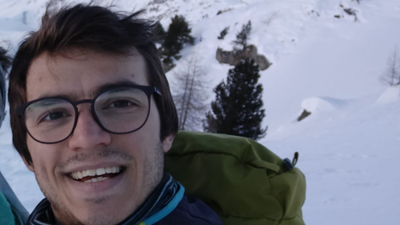 Il corpo dell’alpinista di Laives è stato rinvenuto dopo ore di ricerche interrotte per il maltempo. Fatale una slavina a quota 3.000 metri.