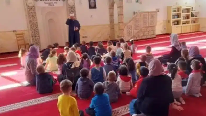 Alunni delle elementari partecipano a un incontro in un centro islamico. La Lega insorge: “Così si stravolge la laicità scolastica”.