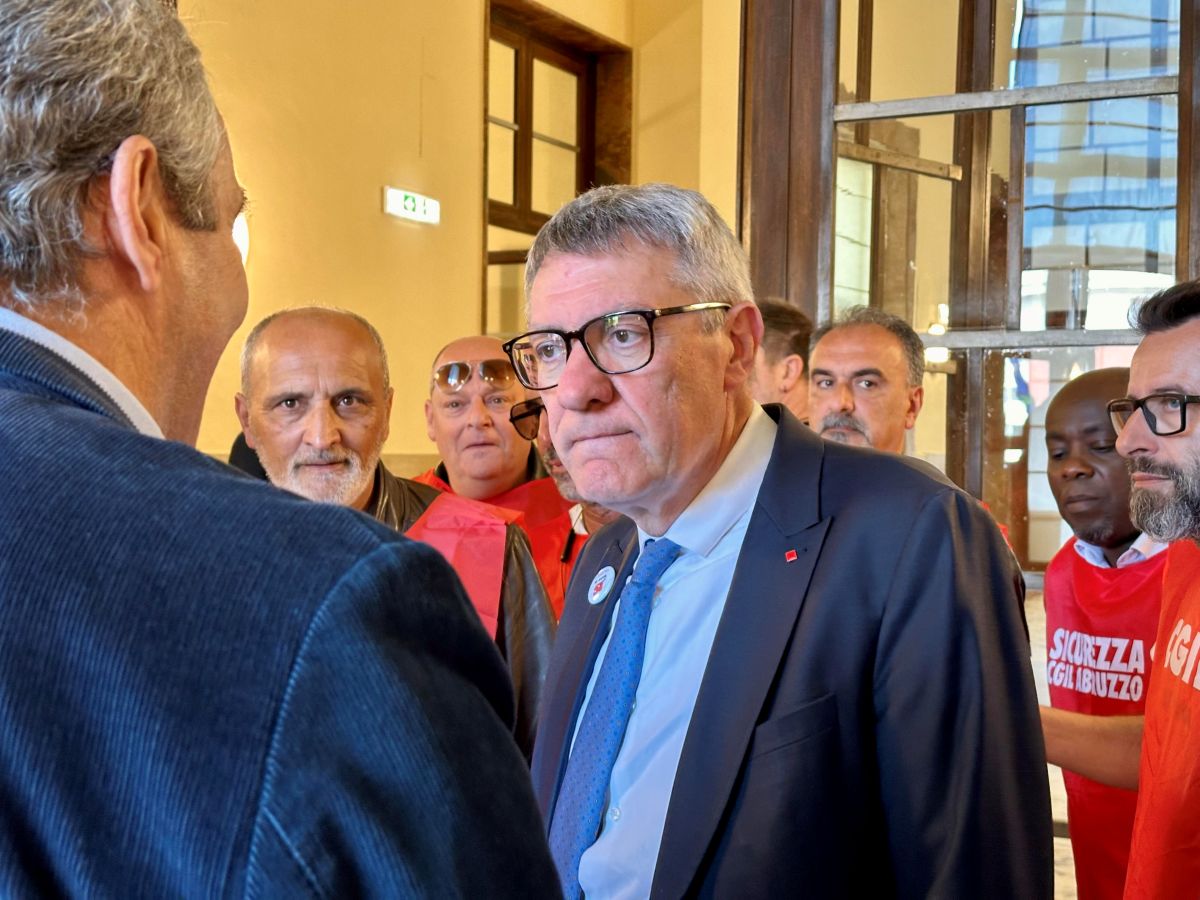 Un operaio in pensione travolto da una motrice e un giovane muratore precipitato da un ponteggio. Cinque vittime in 24 ore. Landini: “La sicurezza non può essere un costo”.