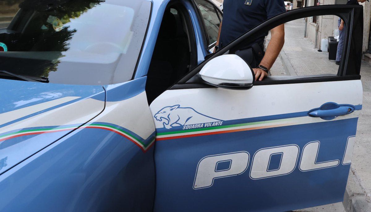 Donna inglese denunciata dopo inseguimento a San Cataldo: senza assicurazione, causa un incidente e tenta la fuga a piedi nei campi.