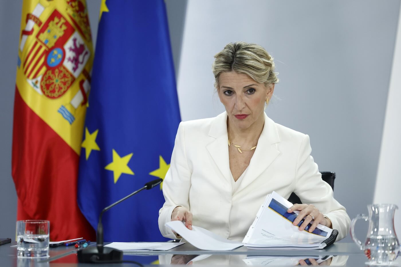 Il governo spagnolo approva la proposta per ridurre l’orario settimanale, ma l’approvazione definitiva è in bilico. Díaz: “Una misura di felicità, ma serve trattativa”.